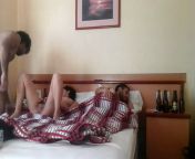 Муж турок спит а рядом его жену трахает друг